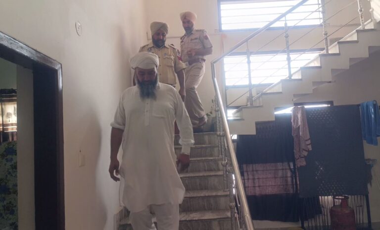 ਤਰਨ ਤਾਰਨ ਦੇ ਪਿੰਡ ਦੁਬਲੀ ਦੇ ਸਾਬਕਾ ਸਰਪੰਚ ਦੇ ਘਰ ’ਤੇ ਹਮਲਾ/ ਭੰਨਤੋੜ ਦੇ ਨਾਲ ਨਾਲ ਡੇਢ ਕਿੱਲੋ ਸੋਨਾ, ਨਕਦੀ ਤੇ ਸਾਮਾਨ ਚੋਰੀ/ ਪਿੰਡ ਦੇ ਕੁੱਝ ਵਿਅਕਤੀਆਂ ਤੇ ਲੱਗੇ ਰੰਜ਼ਿਸ਼ ਤਹਿਤ ਹਮਲੇ ਦੇ ਇਲਜ਼ਾਮ