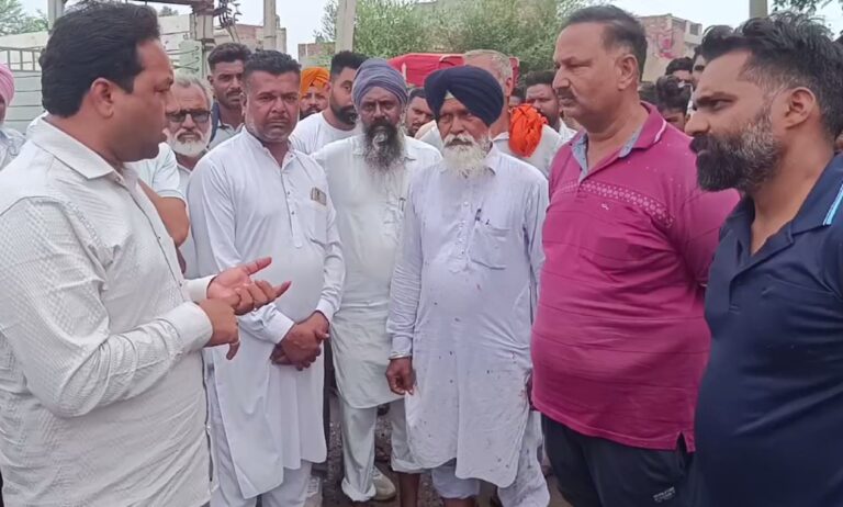 ਮਾਨਸਾ ’ਚ ਲੋਕਾਂ ਨੇ ਸੀਵਰੇਜ ਸਮੱਸਿਆ ਨੂੰ ਲੈ ਕੇ ਲਾਇਆ ਜਾਮ/ ਠੂਠਿਆਂਵਾਲੀ ਰੋਡ ਜਾਮ ਕਰ ਕੇ ਕੀਤੀ ਨਾਅਰੇਬਾਜ਼ੀ/ ਸੀਵਰੇਜ ਦੇ ਗੰਦੇ ਪਾਣੀ ਤੋਂ ਨਿਜ਼ਾਤ ਦਿਵਾਉਣ ਦੀ ਕੀਤੀ ਮੰਗ