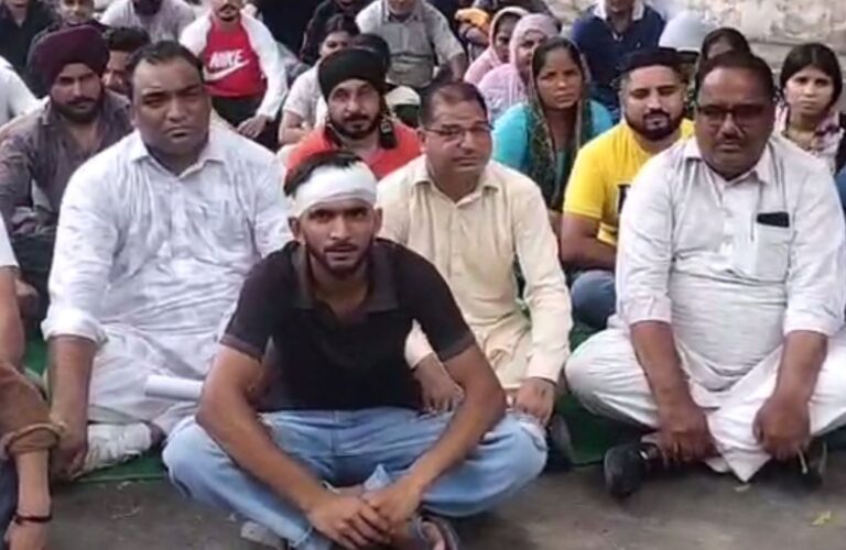 ਫਗਵਾੜਾ ਦੇ ਐਸਪੀ ਦਫ਼ਤਰ ਬਾਹਰ ਬਸਪਾ ਦਾ ਧਰਨਾ/ ਨੌਜਵਾਨਾਂ ਦੀ ਕੁੱਟਮਾਰ ਮਾਮਲੇ ’ਚ ਮੰਗੀ ਕਾਰਵਾਈ/ ਪੁਲਿਸ ਪ੍ਰਸ਼ਾਸਨ ਖਿਲਾਫ ਕੀਤੀ ਜ਼ਬਰਦਸਤ ਨਾਅਰੇਬਾਜ਼ੀ