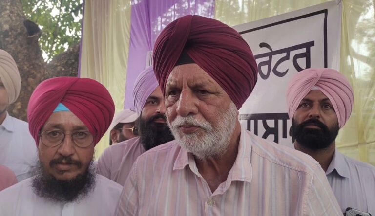 ਫਰੀਦਕੋਟ ਦੇ ਡੀਸੀ ਦਫਤਰ ਅੱਗੇ ਮਿੰਨੀ ਬੱਸ ਆਪਰੇਟਰਾਂ ਦਾ ਧਰਨਾ/ ਈ-ਰਿਕਸ਼ਾ ਤੇ ਥ੍ਰੀਵੀਲਰਾਂ ਕਾਰਨ ਹੁੰਦੇ ਨੁਕਸਾਨ ਖਿਲਾਫ ਕੀਤਾ ਪ੍ਰਦਰਸ਼ਨ/ ਮਸਲੇ ਦਾ ਛੇਤੀ ਹੱਲ ਨਾ ਨਿਕਲਣ ’ਤੇ ਸੰਘਰਸ਼ ਵਿੱਢਣ ਦੀ ਚਿਤਾਵਨੀ