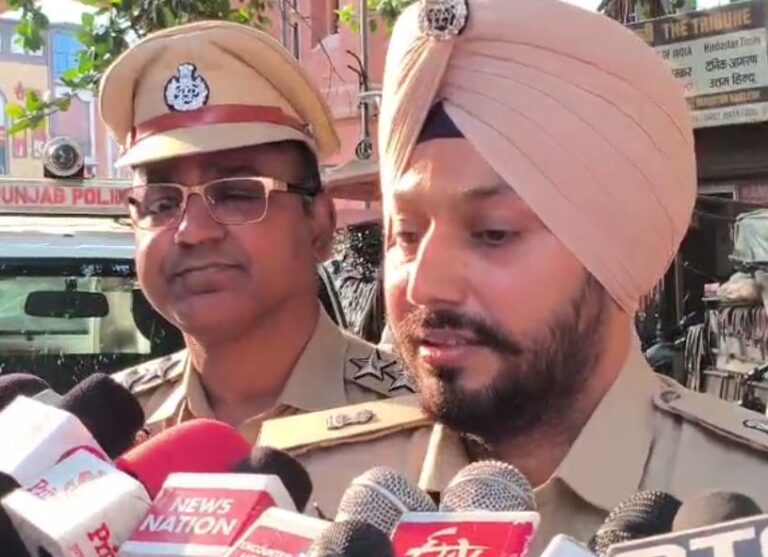 ਅੰਮ੍ਰਿਤਸਰ ਪੁਲਿਸ ਨੇ ਘੱਲੂਘਾਰਾ ਦਿਵਸ ਦੇ ਮੱਦੇਨਜ਼ਰ ਕੱਢਿਆ ਫਲੈਗ ਮਾਰਚ/ 6 ਜੂਨ ਨੂੰ ਲੈ ਕੇ ਅੰਮ੍ਰਿਤਸਰ ‘ਚ ਪੁਖਤਾ ਕੀਤੇ ਸੁਰੱਖਿਆ ਇੰਤਜ਼ਾਮ