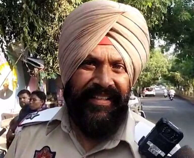 ਜਲੰਧਰ ’ਚ ਚਲਾਨ ਕੱਟਣ ਨੂੰ ਲੈ ਕੇ ਹੋਇਆ ਹਾਈ ਵੋਲਟੇਜ਼ ਡਰਾਮਾ/ ਐਸਪੀ ਦੀ ਪਤਨੀ ਦਸਦਿਆਂ ਲਾਏ ਗ਼ਲਤ ਵਿਵਹਾਰ ਦੇ ਇਲਜ਼ਾਮ