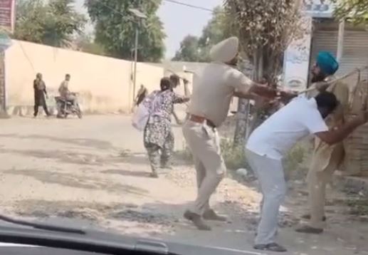 ਮੋਗਾ ’ਚ ਏਐਸਆਈ ਵੱਲੋਂ ਸਾਬਕਾ ਫੌਜੀ ’ਤੇ ਡਾਂਗਾ ਨਾਲ ਹਮਲਾ/ ਜ਼ਮੀਨੀ ਝਗੜੇ ’ਚ ਸਹੁਰਾ ਪੱਖ ਦਾ ਪੱਖ ਪੂਰਦਿਆਂ ਕੀਤੀ ਕੁੱਟਮਾਰ/ ਪੀੜਤ ਧਿਰ ਨੇ ਪੁਲਿਸ ਕੋਲ ਸ਼ਿਕਾਇਤ ਦੇ ਕੇ ਮੰਗੀ ਕਾਰਵਾਈ