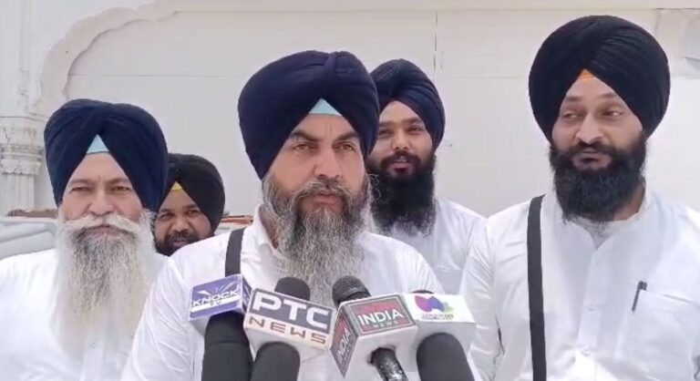 ਅੰਮ੍ਰਿਤਸਰ ਦੇ ਗੁਰਦੁਆਰਾ ਸ਼ਹੀਦ ਬਾਬਾ ਦੀਪ ਸਿੰਘ ਵਿਖੇ ਕੂਲਰ ਦਾਨ/ ਸ਼ਰਧਾਲੂ ਨੇ ਸੰਗਤ ਦੀ ਸਹੂਲਤ ਲਈ ਦਾਨ ਕੀਤੇ 13 ਏਅਰ ਕੂਲਰ/ ਪ੍ਰਬੰਧਕ ਕਮੇਟੀ ਵੱਲੋਂ ਦਾਨੀ ਪਰਿਵਾਰ ਦਾ ਸਿਰੋਪਾਓ ਨਾਲ ਸਨਮਾਨ