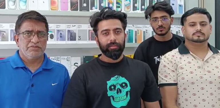 ਫਗਵਾੜਾ ’ਚ ਮੋਬਾਈਲ ਵਿਕਰੇਤਾ ਨਾਲ ਠੱਗੀ/ ਦੋ ਮਹਿੰਗੇ ਆਈਫੋਨ ਲੈ ਕੇ ਨੌਸਰਬਾਜ਼ ਫਰਾਰ/ ਮਸ਼ਹੂਰ ਮੋਬਾਈਲਾਂ ਦੀ ਦੁਕਾਨ ਦੀ ਘਟਨਾ