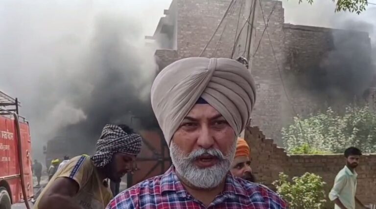 ਅੰਮ੍ਰਿਤਸਰ ਦੇ ਅਨਗੜ੍ਹ ਇਲਾਕੇ ’ਚ ਪੇਂਟ ਫੈਕਟਰੀ ਨੂੰ ਲੱਗੀ ਅੱਗ/ ਸਮਾਨ ਸੜ ਕੇ ਸੁਆਹ, ਦੋ ਦੀ ਹੋਈ ਮੌਤ/ ਫਾਇਰ ਬ੍ਰਿਗੇਡ ਨੇ ਮੁਸ਼ੱਕਤ ਬਾਅਦ ਪਾਇਆ ਕਾਬੂ