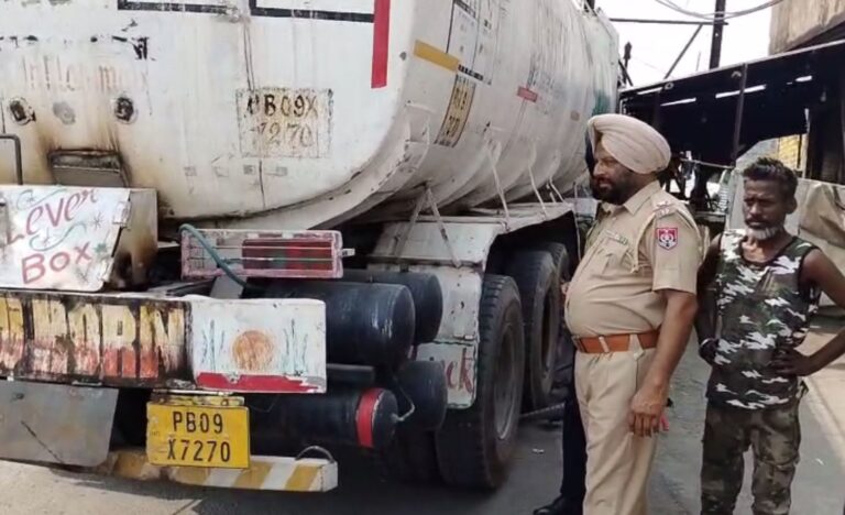 ਜਲੰਧਰ ’ਚ ਬਿਨਾਂ ਡਰਾਈਵਰ ਭੱਜਿਆ ਟੈਂਕਰ/ ਲੋਕਾਂ ਨੇ ਭੱਜ ਕੇ ਬਚਾਈ ਜਾਨ, ਐਕਟਿਵਾ ਤੇ ਸਾਈਕਲ ਦਾ ਹੋਇਆ ਨੁਕਸਾਨ/ਚਾਬੀ ਕੱਢਣੀ ਭੁੱਲ ਗਿਆ ਸੀ ਡਰਾਈਵਰ, ਪੁਲਿਸ ਕਰ ਰਹੀ ਜਾਂਚ