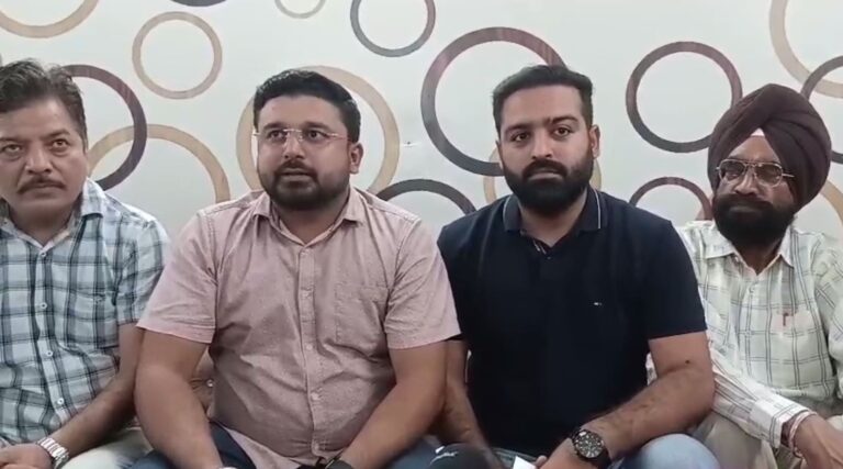 ਫਤਹਿਗੜ੍ਹ ਚੂੜੀਆਂ ਤਹਿਸੀਲ ਦੀ ਰਜਿਸਟਰੀ ਕਲੱਰਕ ਸਸਪੈਂਡ/ ਲੋਕਾਂ ਵੱਲੋਂ ਭ੍ਰਿਸ਼ਟਾਚਾਰ ਦੇ ਇਲਜ਼ਾਮ ਲਾਉਣ ਬਾਦ ਕੀਤੀ ਕਾਰਵਾਈ