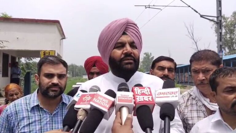 ਅੰਮ੍ਰਿਤਸਰ ਦੇ ਰੇਲਵੇ ਫਾਟਕਾਂ ਦਾ ਸਾਂਸਦ ਗੁਰਜੀਤ ਔਜਲਾ ਵੱਲੋਂ ਦੌਰਾ/ ਅੰਡਰਪਾਸ ਤੇ ਫਲਾਈਓਵਰ ਬਣਾਉਣ ਦੀ ਯੋਜਨਾ ਦਾ ਲਿਆ ਜਾਇਜ਼ਾ