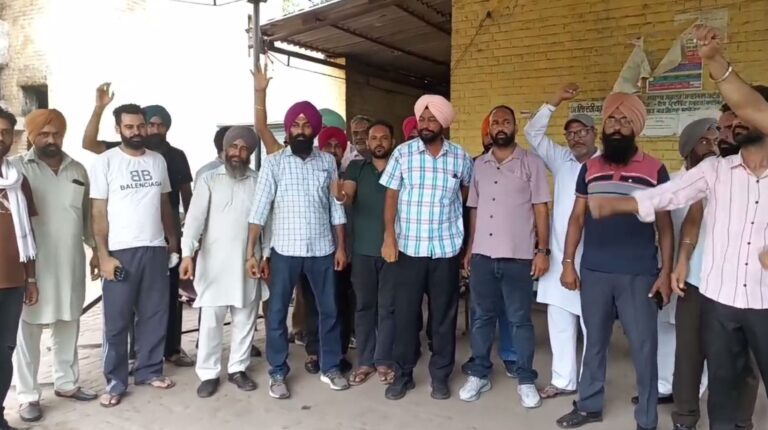 ਪੰਜਾਬ ਭਰ ’ਚ ਤਿੰਨ ਦਿਨ ਲਈ ਸਰਕਾਰੀ ਬੱਸਾਂ ਦਾ ਚੱਕਾ ਜਾਮ/ ਅੱਜ ਤੋਂ ਹੜਤਾਲ ’ਤੇ ਗਏ ਪਨਬਸ ਤੇ ਪੀਆਰਟੀਸੀ ਦੇ ਕਰਮਚਾਰੀ/ ਮੰਗਾਂ ਨਾ ਮੰਨਣ ਦੇ ਚਲਦਿਆਂ ਚੁੱਕਿਆ ਸਖਤ ਕਦਮ