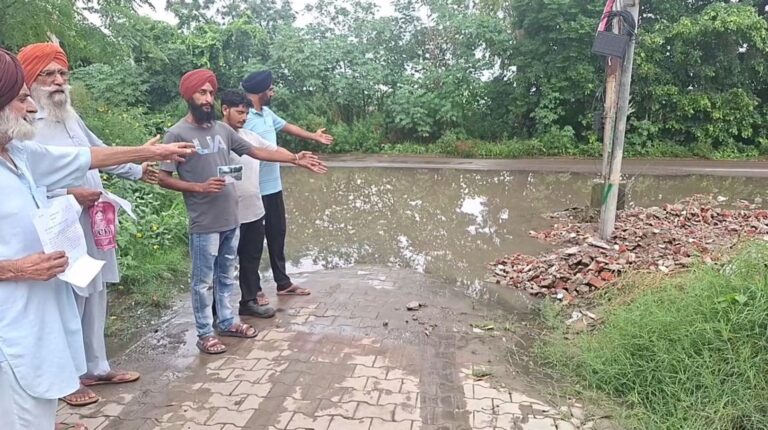 ਸਮਰਾਲਾ ’ਚ ਗੰਦੇ ਪਾਣੀ ਤੋਂ ਪ੍ਰੇਸ਼ਾਨ ਲੋਕਾਂ ਦਾ ਪ੍ਰਦਰਸ਼ਨ/ ਘਰਾਂ ਅੱਗੇ ਖੜ੍ਹੇ ਪਾਣੀ ਕਾਰਨ ਬਿਮਾਰੀਆਂ ਫੈਲਣ ਖਦਸ਼ਾ/ ਨਗਰ ਕੌਂਸਲ ਤੋਂ ਪਾਣੀ ਦੀ ਨਿਕਾਸੀ ਦੀ ਕੀਤੀ ਮੰਗ
