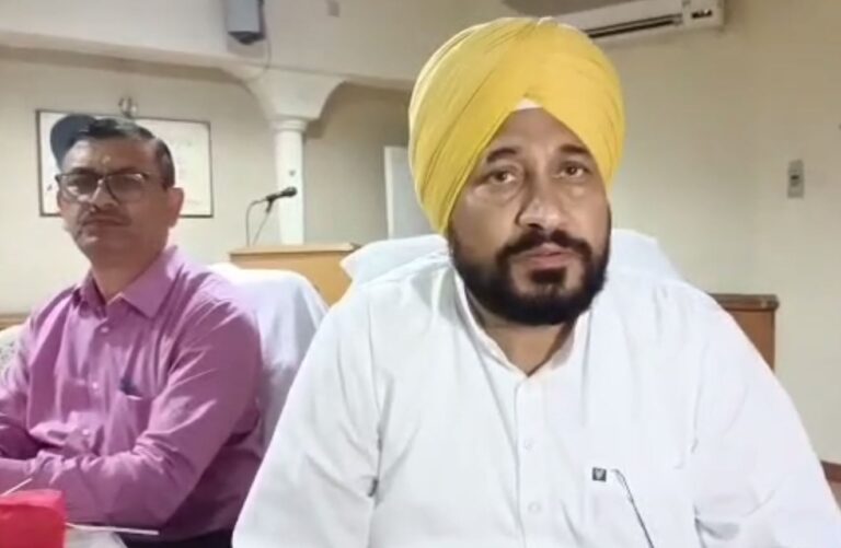 ਜਲੰਧਰ ’ਚ ਬੀਐਸਐਨਐਲ ਦੇ ਹੱਕ ’ਚ ਨਿਤਰੇ ਸਾਂਸਦ ਚਰਨਜੀਤ ਚੰਨੀ/ ਬੀਐਸਐਨਐਲ ਨੂੰ ਮੁੜ ਪੈਰਾਂ ਸਿਰ ਕਰਨ ਲਈ ਮਾਰਿਆ ਹਾਂ ਦਾ ਨਾਅਰਾ/ ਕਿਹਾ, ਸਾਰਾ ਕੁੱਝ ਅੰਬਾਨੀ, ਅੰਡਾਨੀ ਨੂੰ ਦੇਣ ਤੇ ਤੁਲੀ ਹੋਈ ਐ ਸਰਕਾਰ