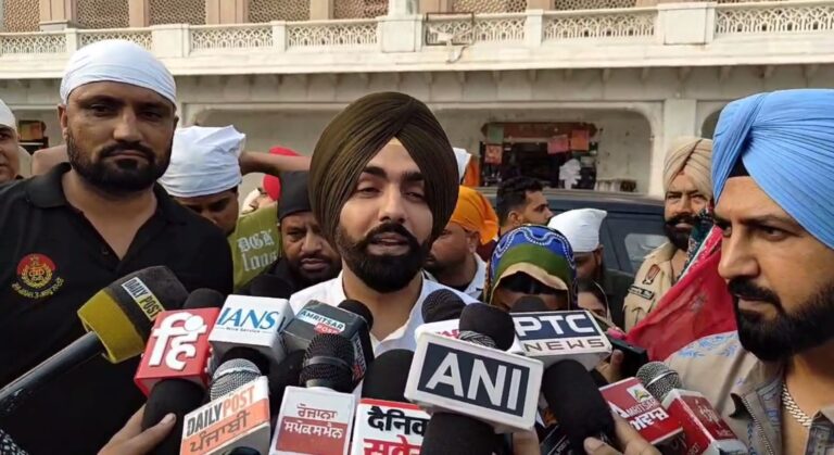 ਦਰਬਾਰ ਸਾਹਿਬ ਵਿਖੇ ਨਤਮਸਤਕ ਹੋਏ ਫਿਲਮ ਸਰਬਾਲਾ ਜੀ ਦੇ ਕਲਾਕਾਰ; ਗਿੱਪੀ ਗਰੇਵਾਲ, ਐਮੀ ਵਿਰਕ ਤੇ ਸਰਗੁਣ ਮਹਿਤਾ ਨੇ ਕੀਤੀ ਸਰਬੱਤ ਦੇ ਭਲੇ ਅਰਦਾਸ