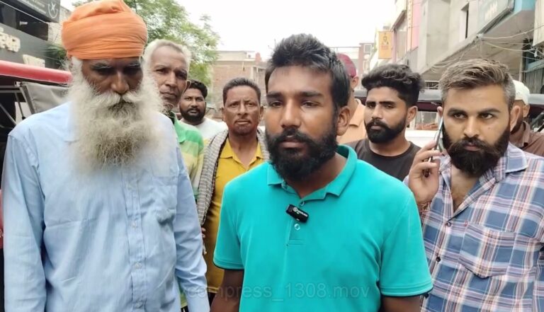 ਗੁਰਦਾਸਪੁਰ ਸ਼ਹਿਰ ’ਚ ਸੜਕ ਹਾਦਸੇ ਨੂੰ ਲੈ ਕੇ ਹੰਗਾਮਾ; ਚੱਲਦੇ ਈ-ਰਿਕਸ਼ੇ ਦਾ ਟਾਇਰ ਖੁਲ੍ਹਣ ਕਾਰਨ ਵਾਪਿਰਆ ਹਾਦਸਾ; ਗੱਡੀ ਮਾਲਕ ਨੇ ਮੰਗਿਆ ਮੁਆਵਜ਼ਾ, ਈ-ਰਿਕਸ਼ਾ ਚਾਲਕ ਨੇ ਪ੍ਰਗਟਾਈ ਅਸਮਰੱਥਾ