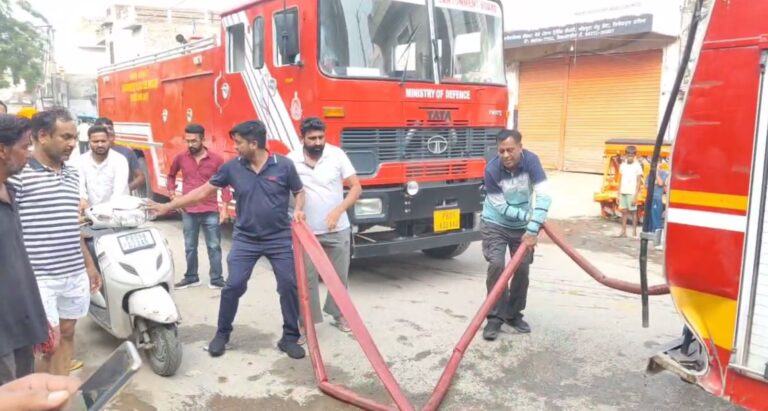 ਫਿਰੋਜ਼ਪੁਰ ’ਚ ਪੇਟ ਦੀ ਦੁਕਾਨ ਨੂੰ ਲੱਗੀ ਭਿਆਨਕ ਅੱਗ; ਕਰੋੜਾ ਰੁਪਏ ਕੀਮਤ ਦਾ ਸਾਮਾਨ ਸੜ ਕੇ ਸੁਆਹ; ਫਾਇਰ ਬ੍ਰਿਗੇਡ ਨੇ ਮੁਸ਼ੱਕਤ ਬਾਅਦ ਪਾਇਆ ਕਾਬੂ