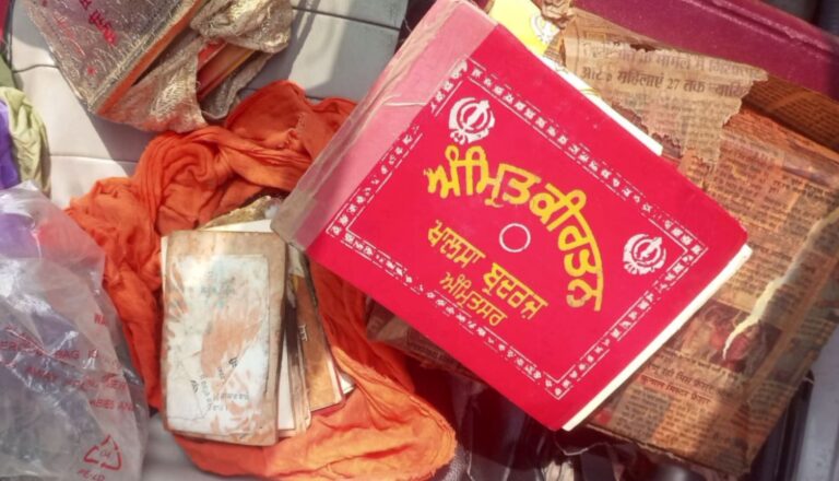 ਅੰਮ੍ਰਿਤਸਰ ’ਚ ਕੂੜੇ ਵਾਲੀ ਗੱਡੀ ’ਚੋਂ ਮਿਲੇ ਗੁਟਕਾ ਸਾਹਿਬ ਤੇ ਪੋਥੀਆਂ ਦੇ ਅੰਗ; ਡਰਾਈਵਰ ਵੱਲੋਂ ਅੰਗ ਗੁਰਦੁਆਰਾ ਸਾਹਿਬ ਪਹੁੰਚਾਉਣ ਦਾ ਦਾਅਵਾ; ਸਿੱਖ ਜਥੇਬੰਦੀਆਂ ’ਚ ਰੋਸ ਦੀ ਲਹਿਰ, ਪੁਲਿਸ ਕਰ ਰਹੀ ਮਾਮਲੇ ਦੀ ਜਾਂਚ