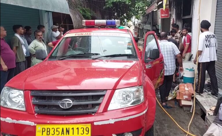 ਸੁਨਾਮ ‘ਚ ਕੱਪੜੇ ਦੀ ਦੁਕਾਨ ਨੂੰ ਅੱਗ ਨਾਲ ਲੱਖਾਂ ਦਾ ਨੁਕਸਾਨ; ਫਾਇਰ ਬ੍ਰਿਗੇਡ ਨੇ ਪਾਇਆ ਕਾਬੂ, ਦੁਕਾਨਦਾਰ ਦੀ ਮਦਦ ਲਈ ਗੁਹਾਰ