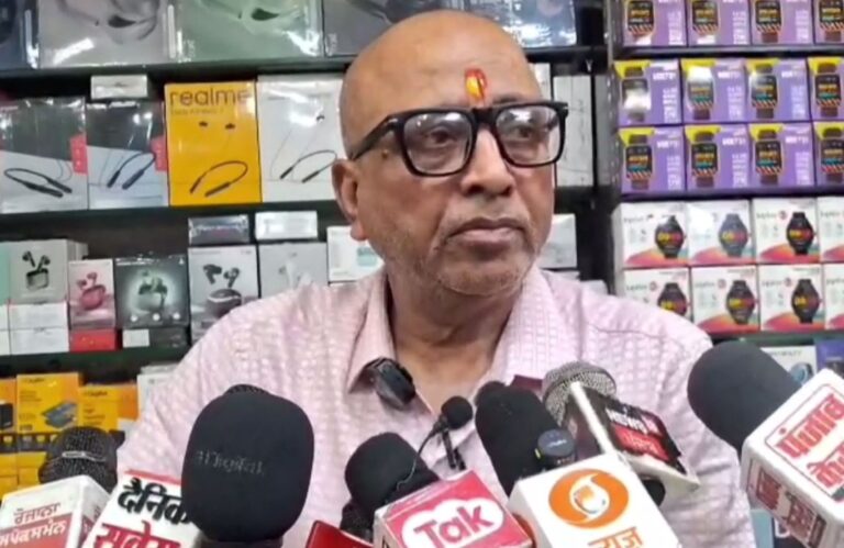 ਗੁਰਦਾਸਪੁਰ ਤੇ ਬਾਟਾ ਬਜ਼ਾਰ ’ਚ ਚੱਲੀਆਂ ਗੋਲੀਆਂ;  ਘੜੀਆਂ ਦੀ ਦੁਕਾਨ ’ਤੇ ਗੋਲੀਆਂ ਚਲਾ ਕੇ ਫਰਾਰ; ਜਾਨੀ ਨੁਕਸਾਨ ਤੋਂ ਬਚਾਅ, ਪੁਲਿਸ ਕਰ ਰਹੀ ਜਾਂਚ