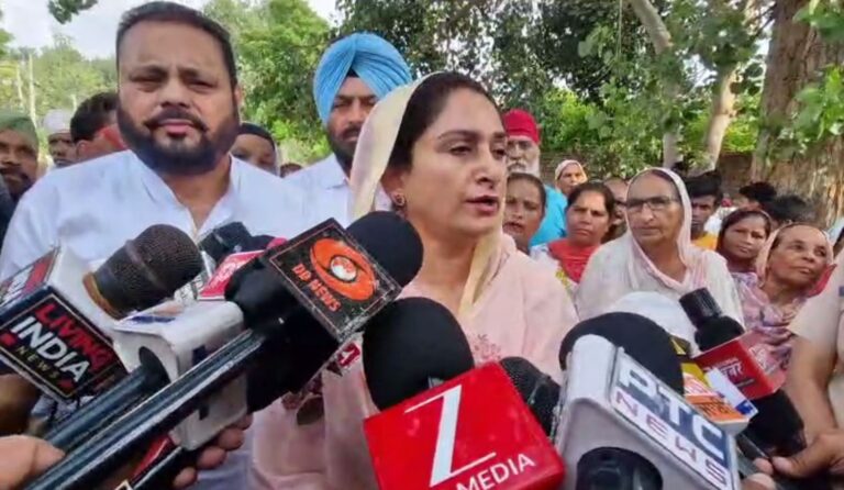 ਹਰਸਿਮਰਤ ਬਾਦਲ ਵੱਲੋਂ ਬਠਿੰਡਾ ਦੇ ਸਾਈ ਨਗਰ ਇਲਾਕੇ ਦਾ ਦੌਰਾ; ਰਜਵਾਹੇ ਦੇ ਪਾੜ ਕਾਰਨ ਹੋਏ ਲੋਕਾਂ ਦੇ ਨੁਕਸਾਨ ਦਾ ਲਿਆ ਜਾਇਜ਼ਾ; ਡਿਪਟੀ ਕਮਿਸ਼ਨਰ ਨੂੰ ਪੀੜਤਾ ਦੀ ਮਦਦ ਦੀ ਹਦਾਇਤ