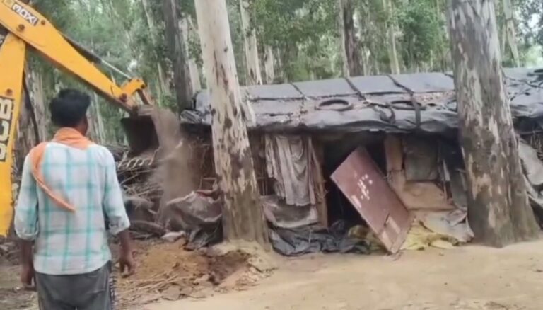 ਸਮਰਾਲਾ ਨੇੜੇ ਪ੍ਰਵਾਸੀ ਮਜ਼ਦੂਰਾਂ ਦੀਆਂ ਝੁੱਗੀਆਂ ’ਤੇ ਚੱਲਿਆ ਪੀਲਾ ਪੰਜਾ;  ਜੰਗਲਾਤ ਵਿਭਾਗ ਦੀ ਥਾਂ ַ’ਤੇ ਬਣੀਆਂ ਸੀ ਝੁੱਗੀਆਂ; ਪਰਵਾਸੀਆਂ ਨੇ ਕੀਤਾ ਵਿਰੋਧ