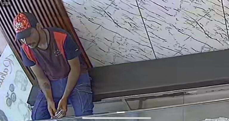 ਖਰੜ ਦੇ ਮਸ਼ਹੂਰ ਜਵੈਲਰ ਨਾਲ ਸ਼ਰੇਆਮ ਲੁੱਟ; ਗੱਲਾਂ ’ਚ ਉਲਝਾ ਕੇ ਡੇਢ ਤੋਲੇ ਸੋਨੇ ਲੈ ਕੇ ਫਰਾਰ; ਘਟਨਾ ਸੀਸੀਟੀਵੀ ’ਚ ਕੈਦ, ਪੁਲਿਸ ਕਰ ਰਹੀ ਜਾਂਚ