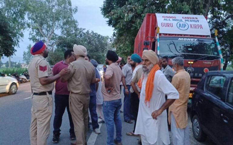 ਆਨੰਦਪੁਰ ਸਾਹਿਬ ਨੇੜੇ ਗਾਵਾਂ ਨਾਲ ਭਰਿਆ ਟਰੱਕ ਕਾਬੂ; ਗਊ ਰੱਖਿਆ ਦਲ ਨੇ ਕਾਬੂ ਕਰ ਕੇ ਕੀਤਾ ਪੁਲਿਸ ਹਵਾਲੇ; ਗੁਰਦਾਸਪੁਰ ਤੋਂ ਜੰਮੂ-ਕਸ਼ਮੀਰ ਲਿਜਾਈਆਂ ਜਾ ਰਹੀਆਂ ਸੀ ਗਾਵਾਂ