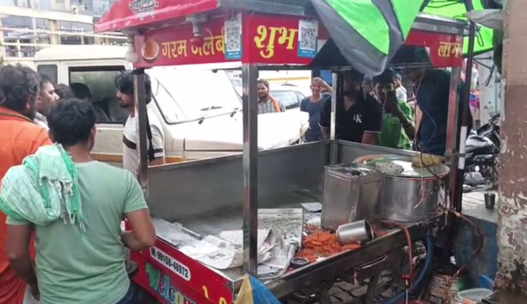 ਲੁਧਿਆਣਾ ’ਚ ਜਲੇਬੀਆਂ ਵਾਲੀ ਰੇਹੜੀ ’ਚ ਵੱਜੀ ਬੇਕਾਬੂ ਕਾਰ; ਰੇਹੜੀ ਦਾ ਕਾਫੀ ਨੁਕਸਾਨ, ਗ੍ਰਾਹਕ ’ਤੇ ਪਿਆ ਗਰਮ ਤੇਲ