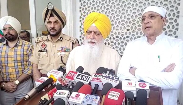 ਦਰਬਾਰ ਸਾਹਿਬ ਵਿਖੇ ਨਤਮਸਕਰ ਹੋਏ ਵਿਧਾਇਕ ਨਿੱਜਰ ਤੇ ਅਧਿਕਾਰੀ; ਸ਼ਰਾਰਤੀਆਂ ਦੀਆਂ ਧਮਕੀਆਂ ਦੇ ਮੱਦੇਨਜ਼ਰ ਲਿਆ ਹਾਲਾਤਾਂ ਦਾ ਜਾਇਜ਼ਾ; ਸੰਗਤ ਨੂੰ ਅਫ਼ਵਾਹਾਂ ਤੋਂ ਦੂਰ ਰਹਿਣ ਤੇ ਚਿੰਤਾ ਨਾ ਕਰਨ ਦੀ ਕੀਤੀ ਅਪੀਲ