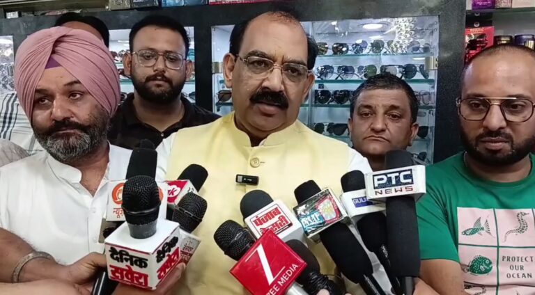 ਗੁਰਦਾਸਪੁਰ ਦੇ ਗੋਲੀਕਾਡ ਪੀੜਤ ਦੁਕਾਨਦਾਰ ਨੂੰ ਮਿਲੇ ਅਸ਼ਵਨੀ ਸ਼ਰਮਾ; ਅਮਨ ਕਾਨੂੰਨ ਦੀ ਸਥਿਤੀ ਨੂੰ ਲੈ ਕੇ ਘੇਰੀ ਸਰਕਾਰ;