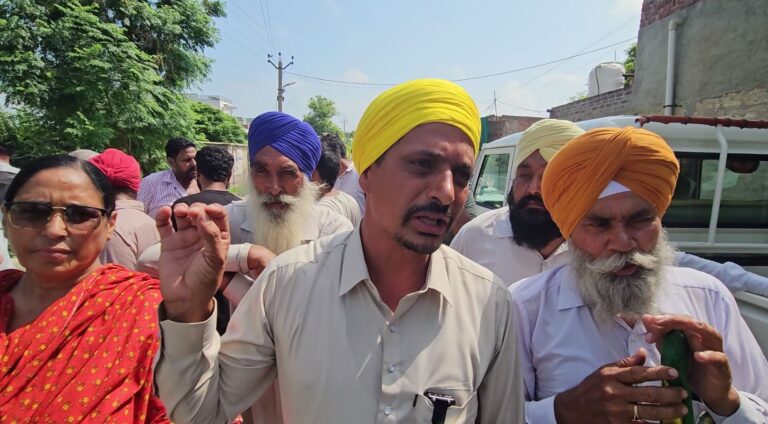 ਸੰਗਰੂਰ ’ਚ ਬਿਜਲੀ ਮੁਲਾਜਮ ਤੇ ਲੋਕ ਆਹਮੋ ਸਾਹਮਣੇ; ਲੋਕਾਂ ਨੇ ਪਿੰਡ ’ਚ ਚਿੱਪ ਵਾਲੇ ਮੀਟਰ ਲਗਾਉਣ ਦਾ ਕੀਤਾ ਵਿਰੋਧ; ਲੋਕਾਂ ਨੇ ਬਿਜਲੀ ਮੁਲਾਜਮਾਂ ਦਾ ਘਿਰਾਓ ਕਰ ਕੇ ਕੀਤੀ ਨਾਅਰੇਬਾਜ਼ੀ