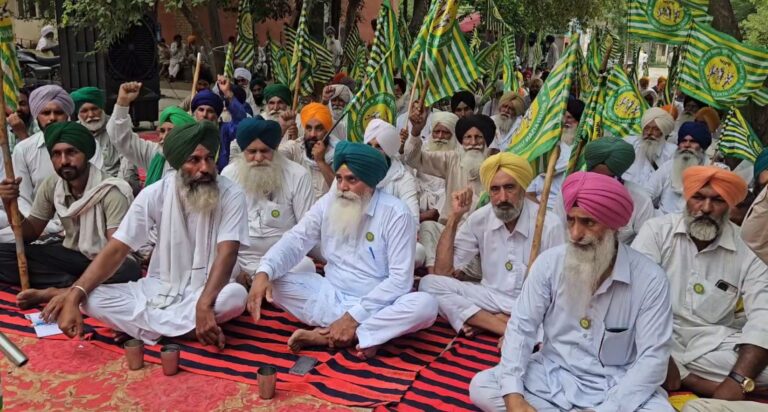 ਸੰਗਰੂਰ ’ਚ ਘੱਗਰ ਦਰਿਆ ਵਿਚ ਦਰੱਖਤ ਲਾਉਣ ਦਾ ਮੁੱਦਾ ਗਰਮਾਇਆ; ਬੀਕੇਯੂ ਏਕਤਾ ਆਜ਼ਾਦ ਨੇ ਐਸਡੀਐਮ ਦਫਤਰ ਮੂਨਕ ਅੱਗੇ ਦਿੱਤਾ ਧਰਨਾ; ਦਰਿਆ ਨੂੰ ਚੌੜਾ ਕਰਨ ਲਈ ਐਕਵਾਇਰ ਜ਼ਮੀਨ ’ਚ ਰੁੱਖ ਲਾਉਣ ਦਾ ਕੀਤਾ ਵਿਰੋਧ