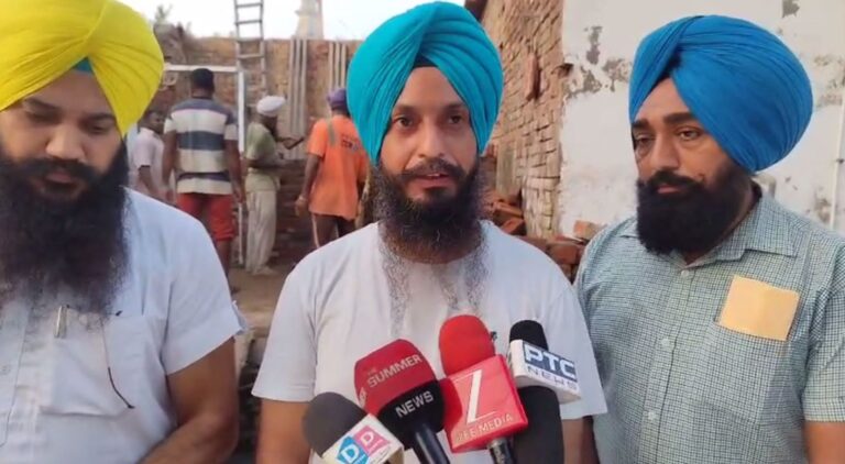 ਸਮਰਾਲਾ ਦੇ ਪਿੰਡ ਮਾਨੂੰਪੁਰ ’ਚ ਗਰੀਬ ਪਰਿਵਾਰ ਦੀ ਮਦਦ; ਆਪ ਆਗੂ ਨੇ ਘਰ ਦੀ ਛੱਤ ਪਾਉਣ ਲਈ ਦਿੱਤੀ ਮਾਲੀ ਸਹਾਇਤਾ; ਮੀਂਹ ਨਾਲ ਛੱਤ ਡਿੱਗਣ ਕਾਰਨ ਹੋਈ ਸੀ ਪਤਨੀ ਦੀ ਮੌਤ