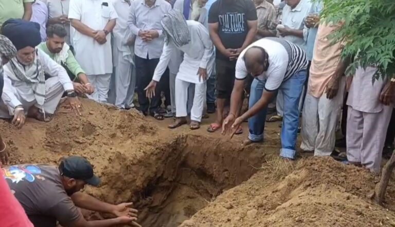 ਜਲੰਧਰ ’ਚ ਸਕੂਲੀ ਬੱਸ ਹੇਠ ਆਈ ਬੱਚੀ ਨੂੰ ਦਿੱਤੀ ਅੰਤਮ ਵਿਦਾਈ; ਪੋਸਟ ਮਾਰਟਮ ਤੋਂ ਬਾਦ ਨਮ ਅੱਖਾਂ ਨਾਲ ਕੀਤਾ ਸਪੁਰਦ-ਏ-ਖਾਕ