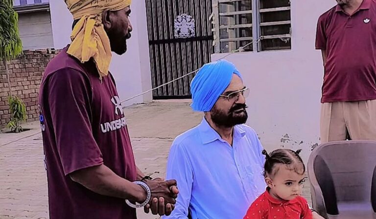 ਹਰਿਦੁਆਰ ਤੋਂ ਕਾਵੜ ਯਾਤਰਾ ਕਰ ਕੇ ਸਿੱਧੂ ਦੀ ਹਵੇਲੀ ਪਹੁੰਚਿਆ ਨੌਜਵਾਨ; ਸਿੱਧੂ ਦੀ ਸਮਾਰਕ ਵਿਖੇ ਪਹੁੰਚ ਕੇ ਮਾਪਿਆਂ ਸਮੇਤ ਮੰਗਿਆ ਇਨਸਾਫ