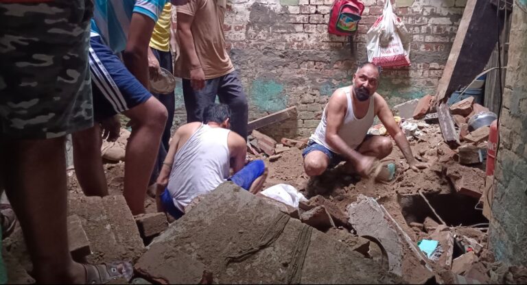 ਹੁਸ਼ਿਆਰਪੁਰ ’ਚ ਘਰ ਦੀ ਛੱਤ ਡਿੱਗਣ ਕਾਰਨ ਤਿੰਨ ਦੀ ਮੌਤ/ ਪਿਤਾ ਸਮੇਤ ਦੋ ਧੀਆਂ ਦੀ ਮੌਤ, ਤਿੰਨ ਜੀਆਂ ਦੀ ਹਾਲਤ ਗੰਭੀਰ