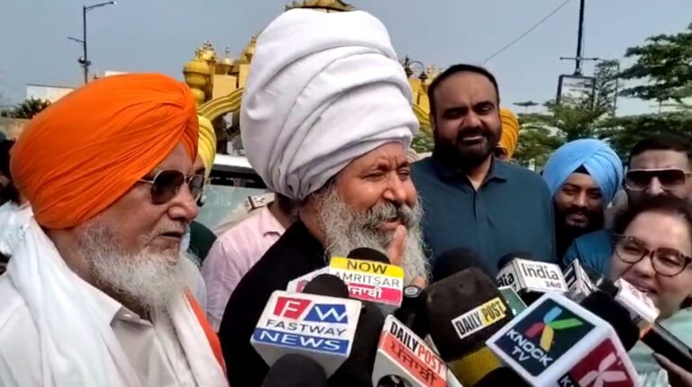 ਸ੍ਰੀ ਦਰਬਾਰ ਸਾਹਿਬ ਨੂੰ ਜਾਂਦੇ ਰਸਤਿਆਂ ਦੇ ਸੁੰਦਰੀਕਰਨ ਦੀ ਕਾਰ ਸੇਵਾ ਸ਼ੁਰੂ; ਬਾਬਾ ਕਸ਼ਮੀਰ ਸਿੰਘ ਭੂਰੀਵਾਲੇ ਵਲੋਂ ਆਰੰਭੀ ਗਈ ਵਿਸ਼ੇਸ਼ ਮੁਹਿੰਮ; ਸਫਾਈ ਤੋਂ ਇਲਾਵਾ ਰੁੱਖਾਂ ਦੀ ਛੰਗਾਈ ਤੇ ਫੁੱਟਪਾਥਾਂ ਦੀ ਹੋ ਰਹੀ ਮੁਰੰਮਤ