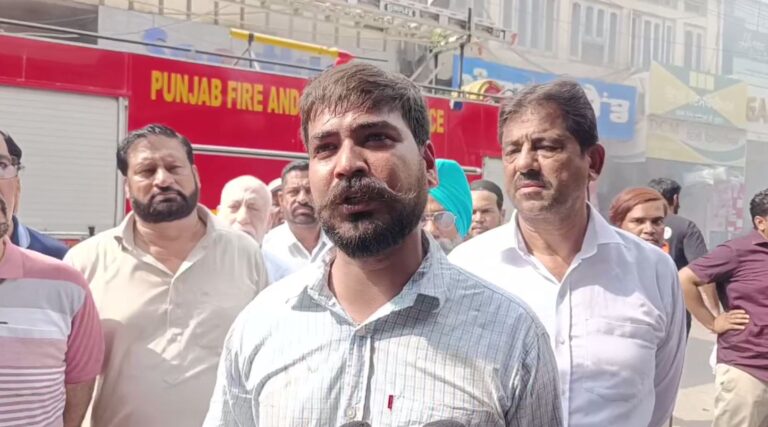 ਕੋਟਕਪੂਰਾ ’ਚ ਕੱਪੜਿਆਂ ਦੇ ਸ਼ੋਅਰੂਮ ਨੂੰ ਲੱਗੀ ਅੱਗ; ਮੌਕੇ ’ਤੇ ਪਹੁੰਚੀ ਫਾਇਰ ਬ੍ਰਿਗੇਡ ਨੇ ਪਾਇਆ ਕਾਬੂ; ਅੱਗ ਨਾਲ ਲੱਖਾਂ ਰੁਪਏ ਦੇ ਨੁਕਸਾਨ ਦਾ ਖਦਸ਼ਾ