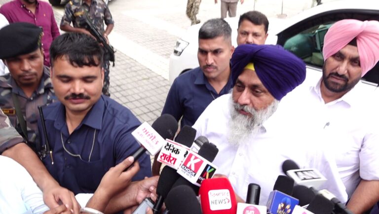 ਪਾਰਟੀ ਦੇ ਮੁੱਖ ਦਫਤਰ ਪਹੁੰਚੇ ਸੁਖਬੀਰ ਬਾਦਲ ਨੇ ਘੇਰੀ ਸਰਕਾਰ ; ਦਿੱਲੀ ਵਾਲਿਆਂ ਖਿਲਾਫ ਲੋਕਾਂ ਨੂੰ ਲਾਮਬੰਦ ਕਰਨ ਦਾ ਕੀਤਾ ਐਲਾਨ; ਕਿਹਾ, ਜਦੋਂ ਤਕ ਦਿੱਲੀ ਵਾਲੇ ਇੱਥੋਂ ਨਿਕਲ ਨਹੀਂ ਜਾਂਦੇ, ਚੈਨ ਨਾਲ ਨਹੀਂ ਬੈਠਾਂਗੇ
