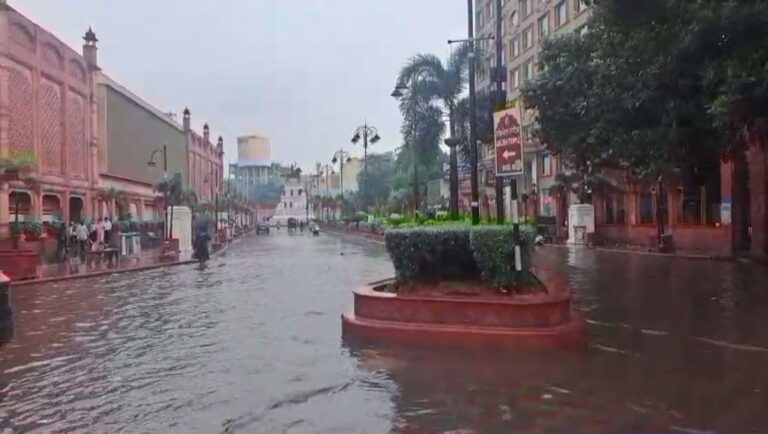 ਅੰਮ੍ਰਿਤਸਰ ਵਿਖੇ ਹੋਈ ਸਾਵਨ ਮਹੀਨੇ ਦੀ ਭਰਵੀਂ ਬਾਰਸ਼; ਸ੍ਰੀ ਦਰਬਾਰ ਸਾਹਿਬ ਨੂੰ ਜਾਣ ਵਾਲੇ ਰਸਤਿਆਂ ਤੇ ਭਰਿਆ ਪਾਣੀ; ਨਗਰ ਨਿਗਮ ਦੇ ਬਰਸਾਤੀ ਪਾਣੀ ਦੀ ਨਿਕਾਸੀ ਦੇ ਪ੍ਰਬੰਧਾਂ ਦੀ ਖੁੱਲ੍ਹੀ ਪੋਲ