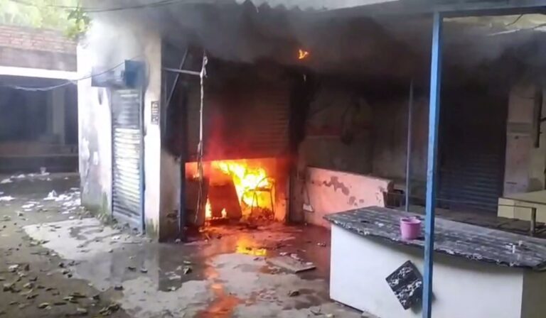 ਅਜਨਾਲਾ ਕਚਹਿਰੀ ‘ਚ ਅਸਟਾਮ ਦੀ ਦੁਕਾਨ ‘ਚ ਲੱਗੀ ਅੱਗ; ਸਾਰਾ ਰਿਕਾਰਡ ਸੜ ਕੇ ਸੁਆਹ, ਲੱਖਾਂ ਦਾ ਨੁਕਸਾਨ; ਫਾਇਰ ਬ੍ਰਿਗੇਡ ਨੇ ਮੁਸ਼ੱਕਤ ਬਾਅਦ ਪਾਇਆ ਕਾਬੂ