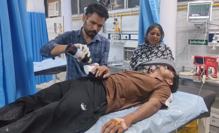 ਬਠਿੰਡਾ ’ਚ ਨੌਜਵਾਨ ਨੂੰ ਮਹਿੰਗਾ ਪਿਆ ਨਸ਼ਿਆਂ ਖਿਲਾਫ਼ ਬੋਲਣਾ; ਨੌਜਵਾਨਾਂ ਦੀ ਭੀੜ ਨੇ ਸੈਲੂਨ ਅੰਦਰ ਦਾਖਲ ਹੋ ਕੇ ਕੀਤੀ ਕੁੱਟਮਾਰ; ਗੰਭੀਰ ਹਾਲਤ ’ਚ ਹਸਪਤਾਲ ਚ ਦਾਖਲ, ਪੁਲਿਸ ਕਰ ਰਹੀ ਜਾਂਚ