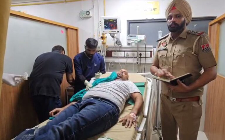 ਫਿਰੋਜ਼ਪੁਰ ’ਚ ਦੇਰ ਸ਼ਾਮ ਨਾਮੀ ਡਾਕਟਰ ’ਤੇ ਚਲਾਈਆਂ ਗਈਆਂ ਗੋਲੀਆਂ; ਡਾਕਟਰ ਨੂੰ ਇਲਾਜ ਲਈ ਨਿੱਜੀ ਹਸਪਤਾਲ ’ਚ ਕਰਵਾਇਆ ਦਾਖ਼ਲ; ਤਕਰਾਰ ਤੋਂ ਬਾਅਦ ਮਾਰੀ ਗੋਲੀ, ਪੁਲਿਸ ਨੇ ਜਾਂਚ ਕੀਤੀ ਸ਼ੁਰੂ