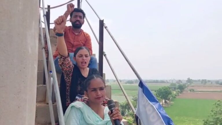 ਮਾਨਸਾ ’ਚ ਵਾਟਰ ਵਰਕਸ ਦੀ ਟੈਂਕੀ ’ਤੇ ਚੜ੍ਹੇ ਅਧਿਆਪਕ/ ਆਦਰਸ਼ ਸਕੂਲ ਚੋਂ ਕੱਢੇ ਜਾਣ ਨੂੰ ਲੈ ਕੇ ਕੀਤਾ ਪ੍ਰਦਰਸ਼ਨ/ ਨੌਕਰੀ ਤੇ ਮੁੜ ਬਹਾਲ ਕਰਨ ਦੀ ਕੀਤੀ ਮੰਗ