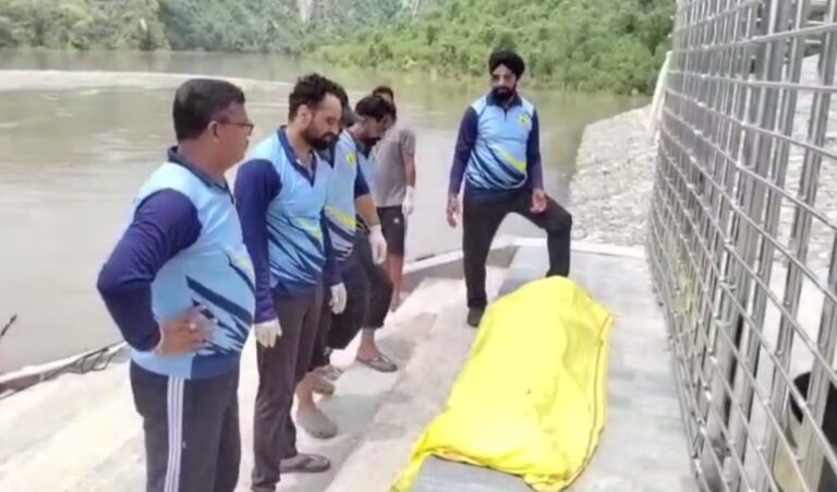 ਪਠਾਨਕੋਟ ਦੇ ਮੁਕਤੇਸ਼ਵਰ ਧਾਮ ਨੇੜਿਓਂ ਨੌਜਵਾਨ ਦੀ ਲਾਸ਼ ਬਰਾਮਦ/ ਬੀਤੇ ਦਿਨ ਮੱਥਾ ਟੇਕਣ ਦੌਰਾਨ ਹੋਇਆ ਸੀ ਲਾਪਤਾ/  ਲਾਸ਼ ਕੱਢ ਕੇ ਕੀਤੀ ਵਾਰਿਸਾਂ ਹਵਾਲੇ