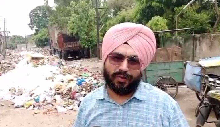 ਲੁਧਿਆਣਾ ’ਚ ਸਰਕਾਰੀ ਸੜਕ ਨੂੰ ਬਣਾਇਆ ਕੂੜੇ ਦਾ ਡੰਪ/ ਸਥਾਨਕ ਵਾਸੀਆਂ ਨੇ ਪ੍ਰਸ਼ਾਸਨ ਤੋਂ ਸੜਕ ਸਾਫ ਕਰਵਾਉਣ ਦੀ ਮੰਗ