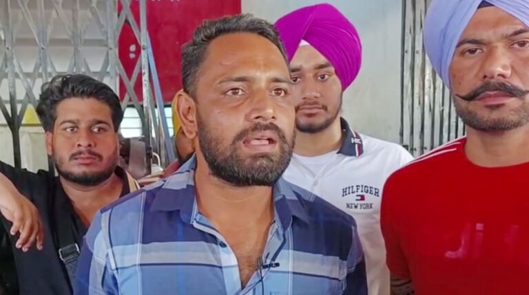 ਬਰਨਾਲਾ ’ਚ ਆਈਲੈਟਸ ਸੈਂਟਰ ਦੇ ਬਾਹਰ ਹੰਗਾਮਾ/ ਵਿਦੇਸ਼ ਭੇਜਣ ਦੇ ਨਾਮ ’ਤੇ ਠੱਗੀ ਨੂੰ ਲੈ ਕੇ ਝਗੜਾ/ ਪੁਲਿਸ ਨੇ ਦੋਵੇਂ ਧਿਰਾਂ ਦੇ ਬਿਆਨਾਂ ਤੇ ਜਾਂਚ ਕੀਤੀ ਸ਼ੁਰੂ