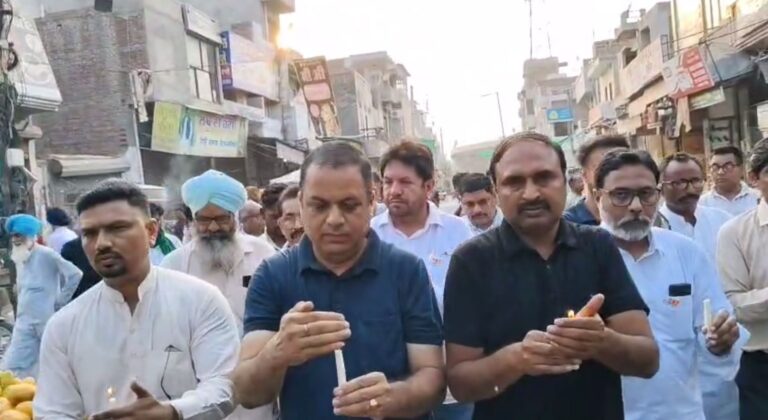 ਮੁਕਤਸਰ ’ਚ ਲੋਕਾਂ ਨੇ ਰੇਪ ਮਾਮਲੇ ਨੂੰ ਲੈ ਕੇ ਕੱਢਿਆ ਕੈਂਡਲ ਮਾਰਚ/ ਬੱਚੀ ਨਾਲ ਬਲਾਤਕਾਰ ਤੇ ਕਤਲ ਮਾਮਲੇ ’ਚ ਮੰਗਿਆ ਇਨਸਾਫ਼