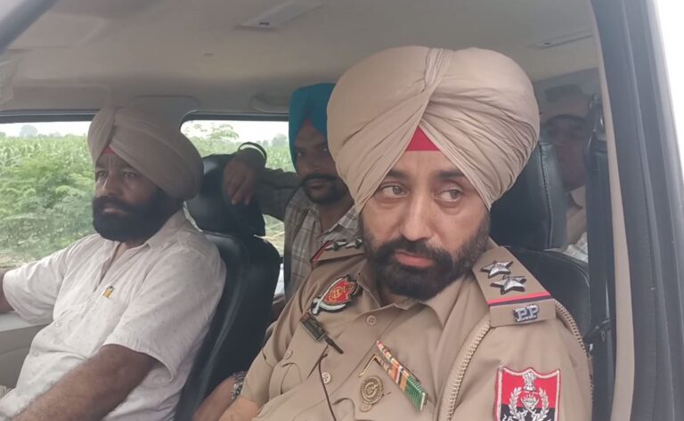 ਗੁਰਦਾਸਪੁਰ ਦੇ ਪਿੰਡ ਆਲੋਵਾਲ ’ਚ ਸ਼ਰੇਆਮ ਗੁੰਡਾਗਰਦੀ ਦੀ ਕੋਸ਼ਿਸ਼/ ਮਹਿਲਾ ਸਰਪੰਚ ਦੇ ਪਤੀ ’ਤੇ ਲੱਗੇ ਗੋਲੀ ਚਲਾਉਣ ਦੀ ਕੋਸ਼ਿਸ਼ ਦੇ ਇਲਜ਼ਾਮ/ ਪਿੰਡ ਵਾਸੀਆਂ ਨੇ ਰਾਈਫਲ ਖੋਹ ਕੇ ਕੀਤੀ ਪੁਲਿਸ ਹਵਾਲੇ, ਪੁਲਿਸ ਕਰ ਰਹੀ ਜਾਂਚ