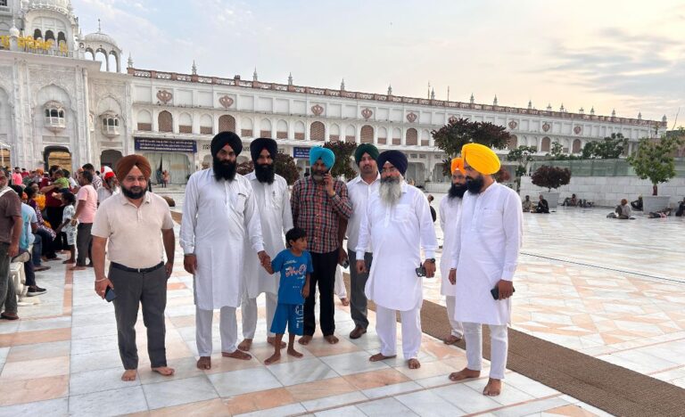 ਦਰਬਾਰ ਸਾਹਿਬ ਪਰਿਕਰਮਾਂ ’ਚ 7 ਸਾਲਾ ਬੱਚਾ ਛੱਡ ਗਏ ਮਾਪੇ/ ਬੱਚੇ ਨੂੰ ਪਰਿਕਰਮਾਂ ’ਚ ਛੱਡ ਕੇ ਜਾਂਦਿਆਂ ਦੀ ਵੀਡੀਓ ਵਾਇਰਲ