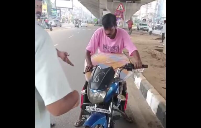 ਲੁਧਿਆਣਾ ਦੇ ਆਰਤੀ ਚੌਂਕ ਨੇੜੇ ਨੌਜਵਾਨ ਸੁੱਟ ਗਏ ਲੜਕੀ ਦੀ ਲਾਸ਼/  ਲੜਕੀ ਦੀ ਲਾਸ਼ ਨੂੰ ਬੋਰੀ ’ਚ ਪਾ ਕੇ ਸੁੱਟ ਕੇ ਹੋਏ ਫਰਾਰ/ ਪੁਲਿਸ ਨੇ ਲਾਸ਼ ਕਬਜ਼ੇ ’ਚ ਲੈ ਕੇ ਕਾਰਵਾਈ ਕੀਤੀ ਸ਼ੁਰੂ